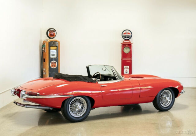 Jaguar E-Type 1966 image number 28