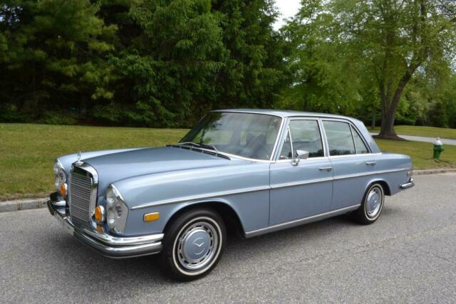 Mercedes-Benz 200-Series 1972 image number 33