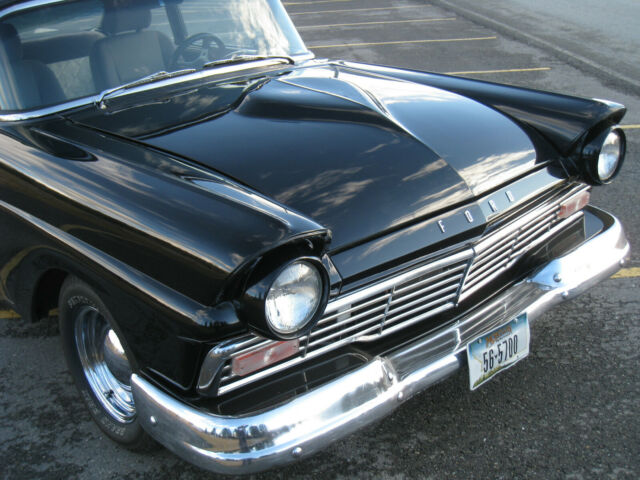 Ford Fairlane 1957 image number 0