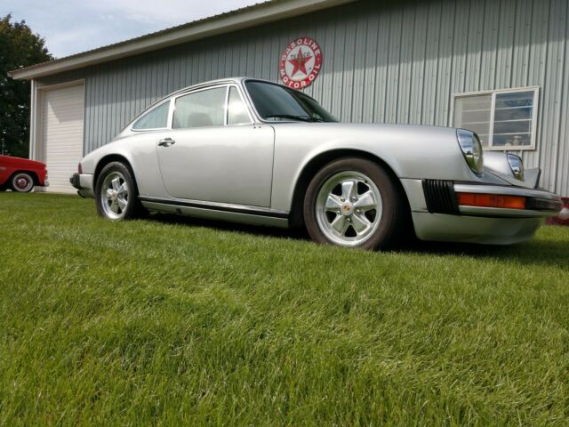 Porsche 911 1975 image number 23