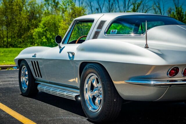 Chevrolet Corvette 1965 image number 11