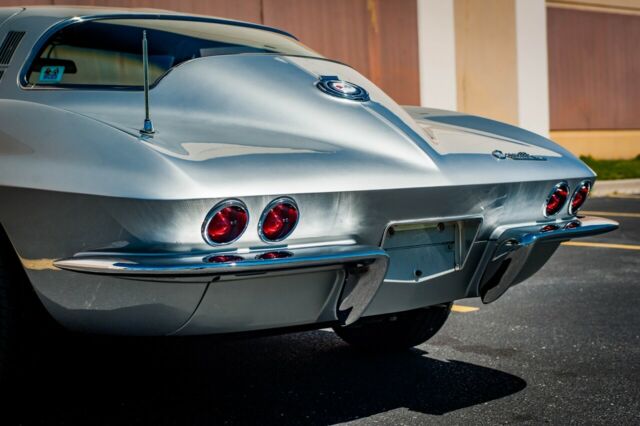 Chevrolet Corvette 1965 image number 14