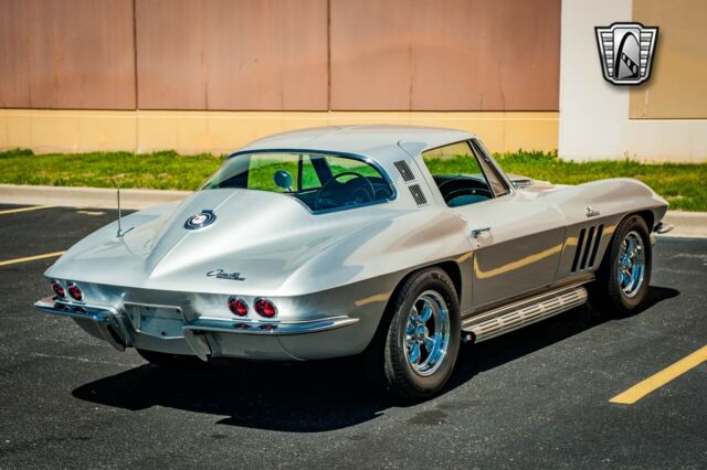 Chevrolet Corvette 1965 image number 29