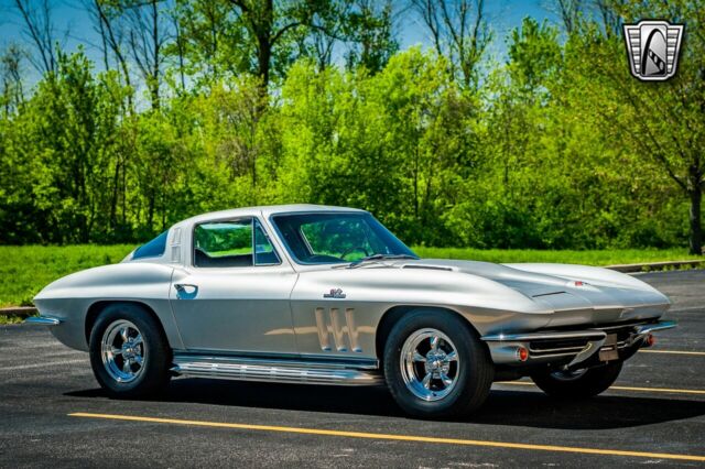 Chevrolet Corvette 1965 image number 31