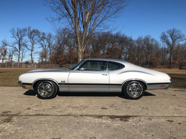 Oldsmobile Cutlass 1970 image number 27