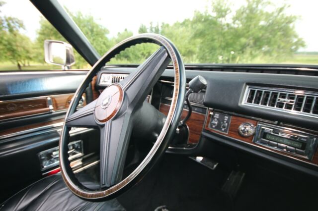 Cadillac Fleetwood 1976 image number 17