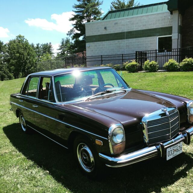 Mercedes-Benz 200-Series 1973 image number 24