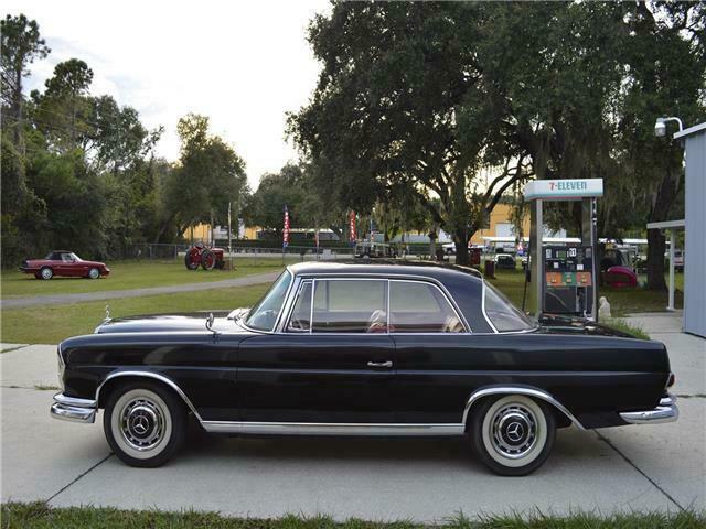 Mercedes-Benz 200-Series 1963 image number 11