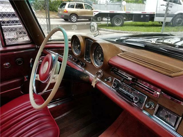 Mercedes-Benz 200-Series 1963 image number 23