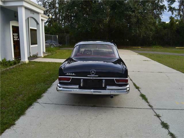 Mercedes-Benz 200-Series 1963 image number 30