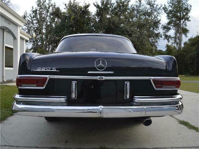 Mercedes-Benz 200-Series 1963 image number 33