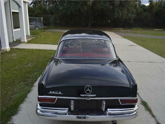 Mercedes-Benz 200-Series 1963 image number 7