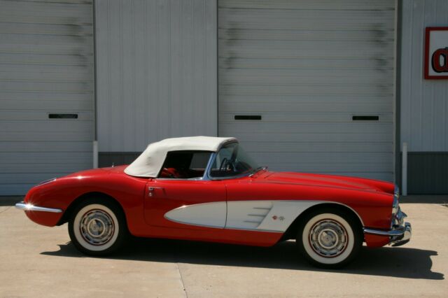 Chevrolet Corvette 1960 image number 29