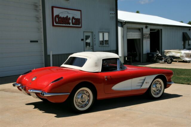 Chevrolet Corvette 1960 image number 31