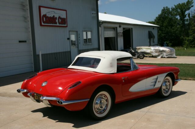 Chevrolet Corvette 1960 image number 32