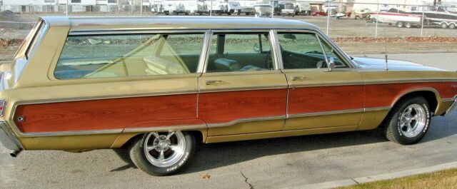 Chrysler Town & Country 1968 image number 23