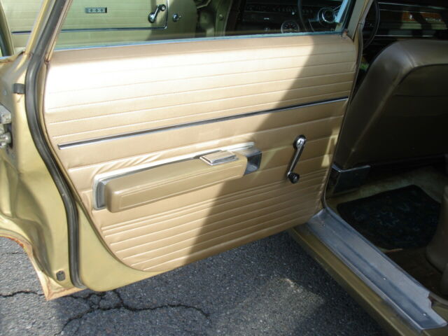 Chrysler Town & Country 1968 image number 28