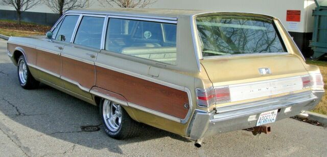 Chrysler Town & Country 1968 image number 3