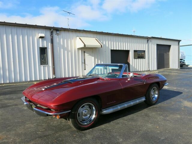 Chevrolet Corvette Convertible, 1967 image number 2