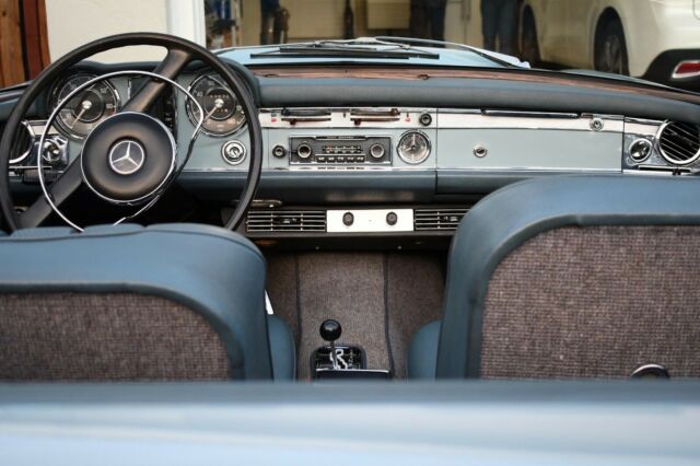 Mercedes-Benz SL-Class 1967 image number 27