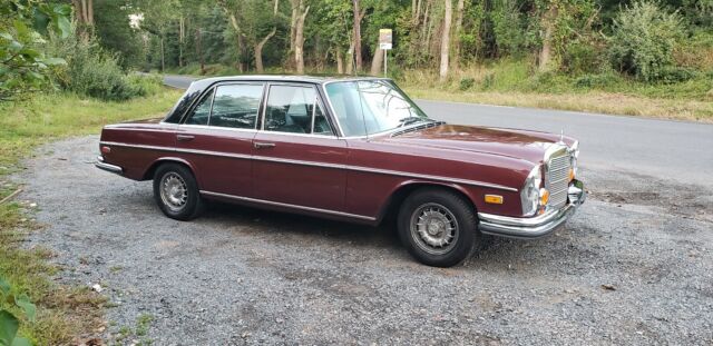 Mercedes-Benz 200-Series 1973 image number 11