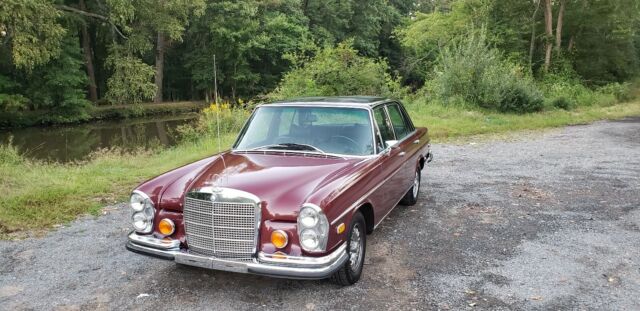 Mercedes-Benz 200-Series 1973 image number 7