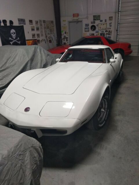 Chevrolet Corvette 1975 image number 16