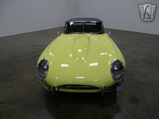 Jaguar E-Type 1967 image number 2