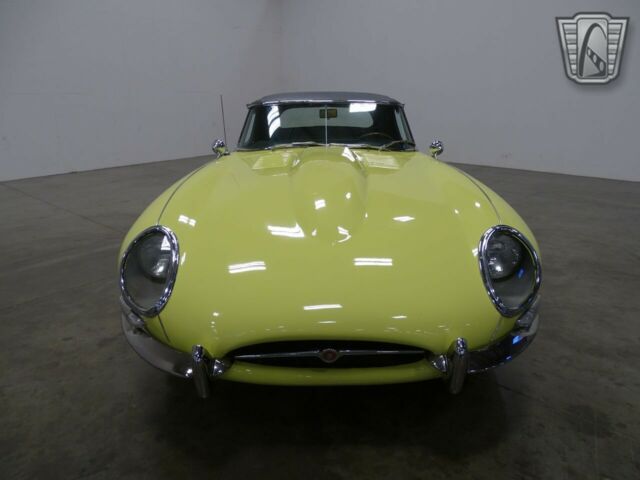 Jaguar E-Type 1967 image number 21