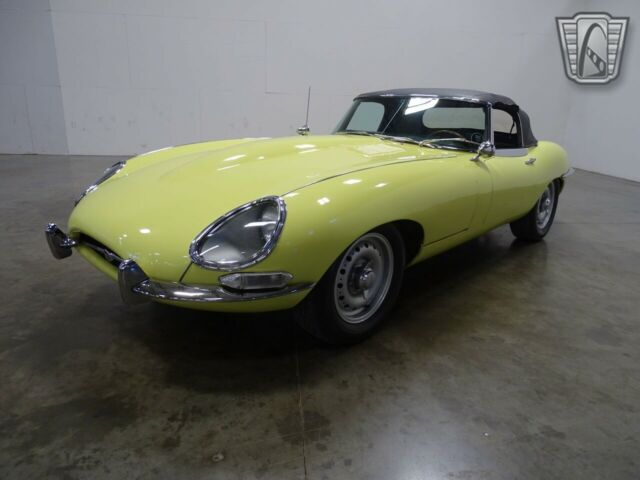 Jaguar E-Type 1967 image number 22