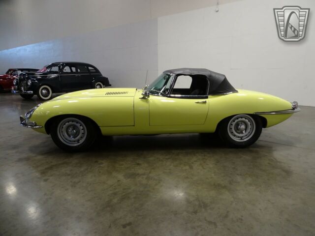 Jaguar E-Type 1967 image number 23