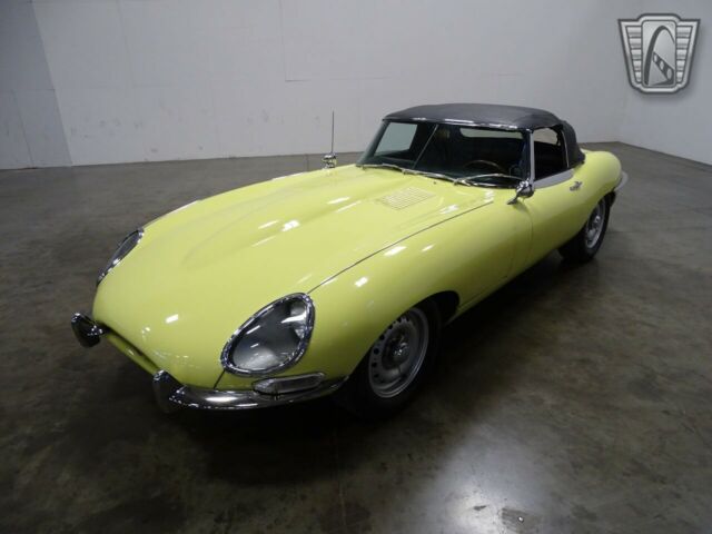 Jaguar E-Type 1967 image number 27