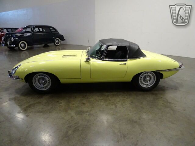 Jaguar E-Type 1967 image number 28