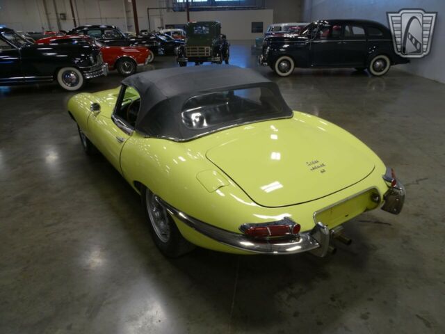 Jaguar E-Type 1967 image number 29