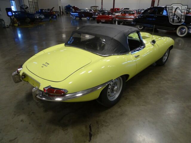 Jaguar E-Type 1967 image number 31