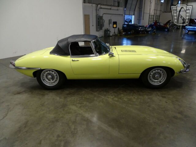 Jaguar E-Type 1967 image number 32