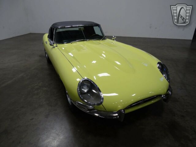 Jaguar E-Type 1967 image number 33