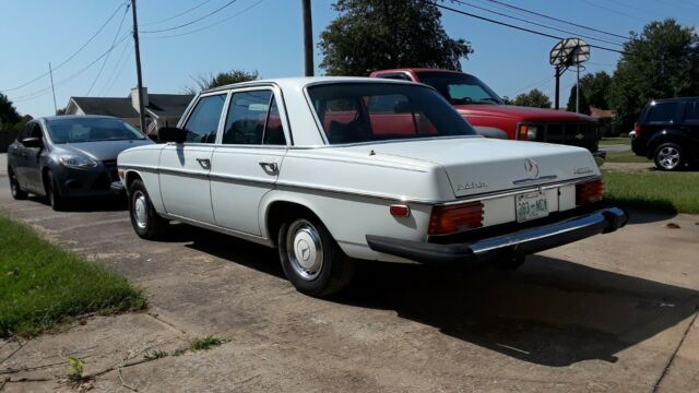 Mercedes-Benz 200-Series 1975 image number 1