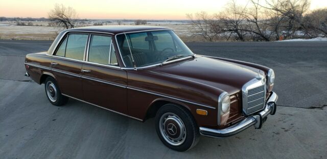 Mercedes-Benz 200-Series 1973 image number 0