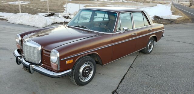 Mercedes-Benz 200-Series 1973 image number 10