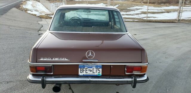 Mercedes-Benz 200-Series 1973 image number 11