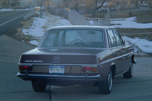 Mercedes-Benz 200-Series 1973 image number 2