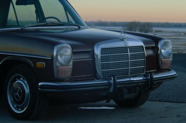 Mercedes-Benz 200-Series 1973 image number 25