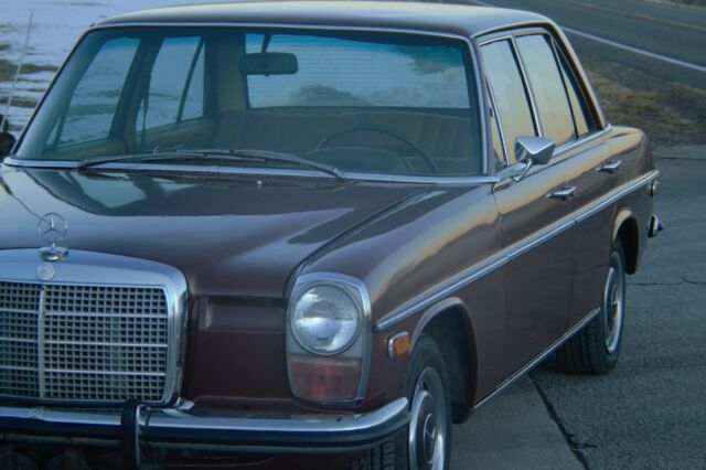 Mercedes-Benz 200-Series 1973 image number 26