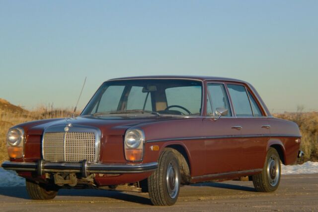 Mercedes-Benz 200-Series 1973 image number 27