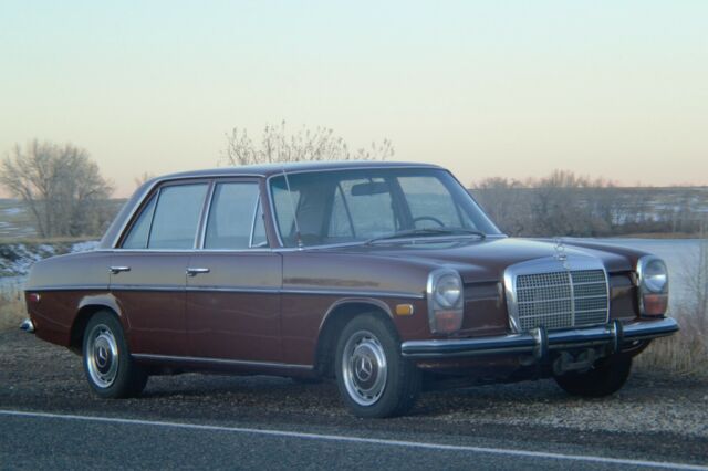 Mercedes-Benz 200-Series 1973 image number 28