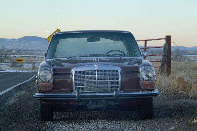 Mercedes-Benz 200-Series 1973 image number 29