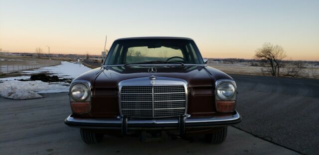 Mercedes-Benz 200-Series 1973 image number 30