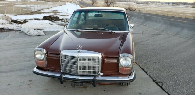 Mercedes-Benz 200-Series 1973 image number 31