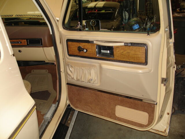 Chevrolet Suburban 1977 image number 14